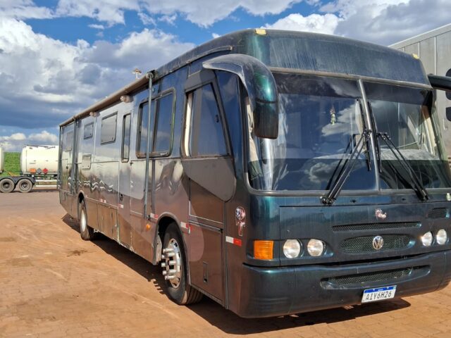Motorhome VW Busscar Urbanus 1999 para 9 Pessoas com Garagem para Motos e Energia Solar — foto 2