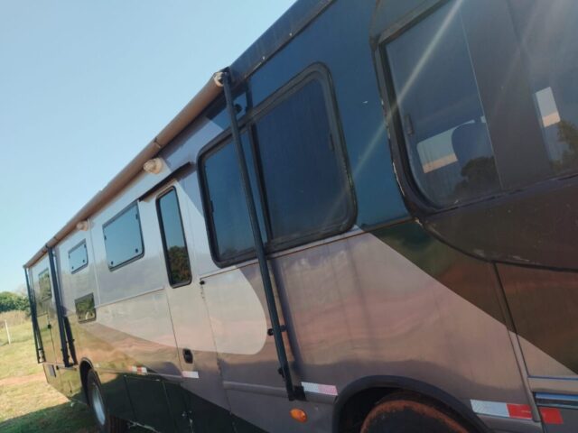 Motorhome VW Busscar Urbanus 1999 para 9 Pessoas com Garagem para Motos e Energia Solar — foto 3