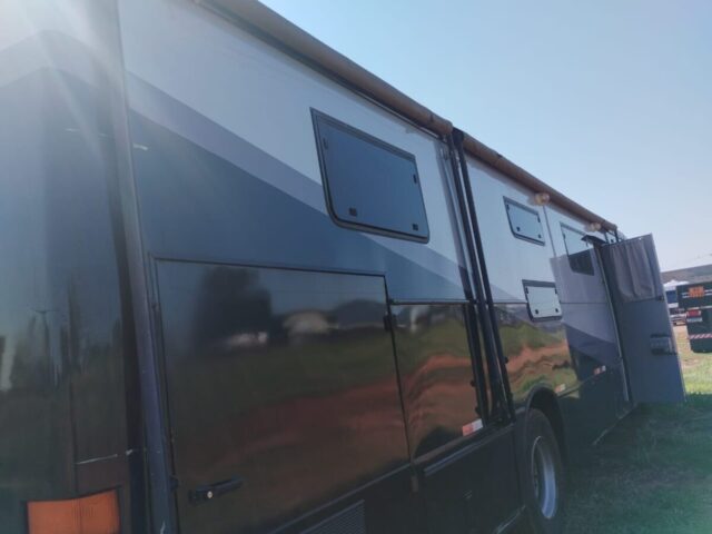 Motorhome VW Busscar Urbanus 1999 para 9 Pessoas com Garagem para Motos e Energia Solar — foto 4